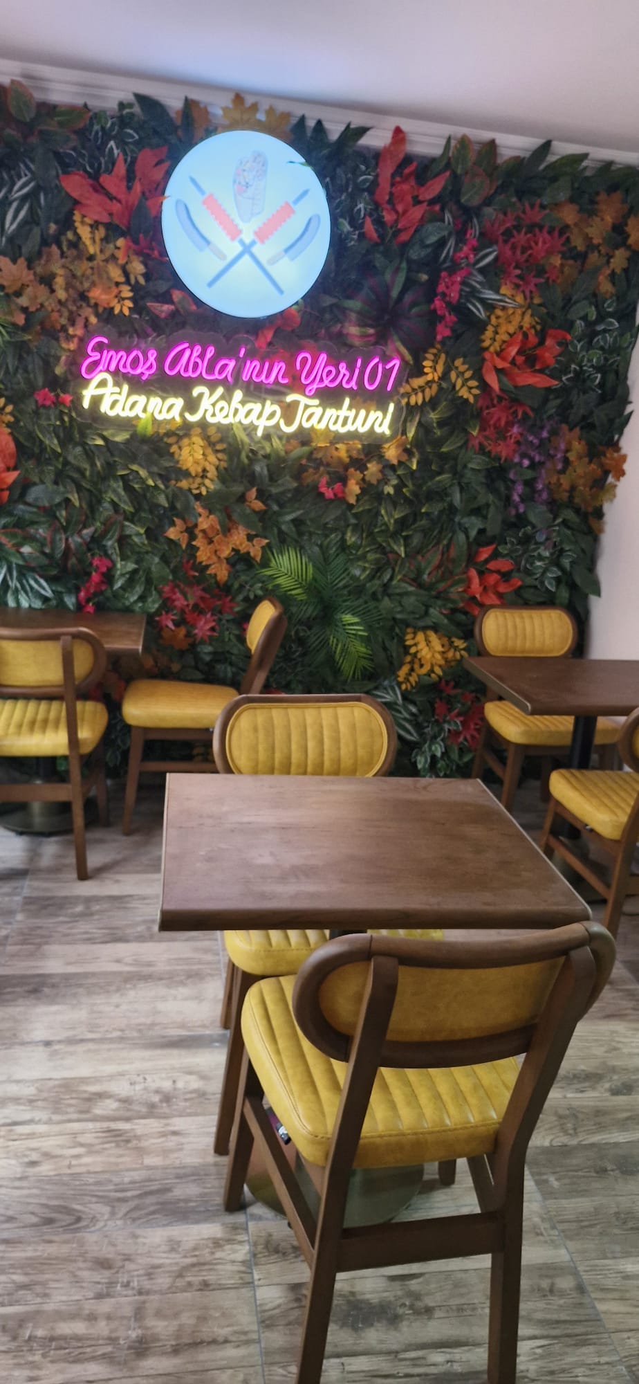 Emoş Ablanın Yeri 01 salon görseli